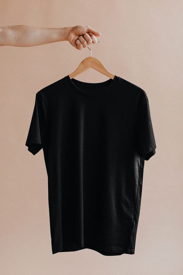 Kenali Kaos Polos Hitam Sebagai Outfit Trendy