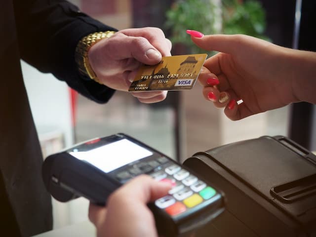 7 perbedaan Kartu Debit VS Kartu Kredit