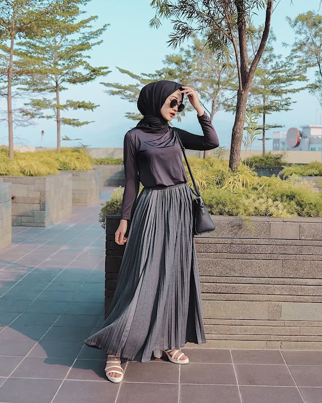17 inspirasi OOTD rok plisket hitam hijab dan non hijab