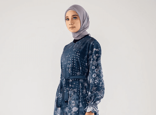 10 OOTD kombinasi baju warna biru yang bagus untuk hijaber