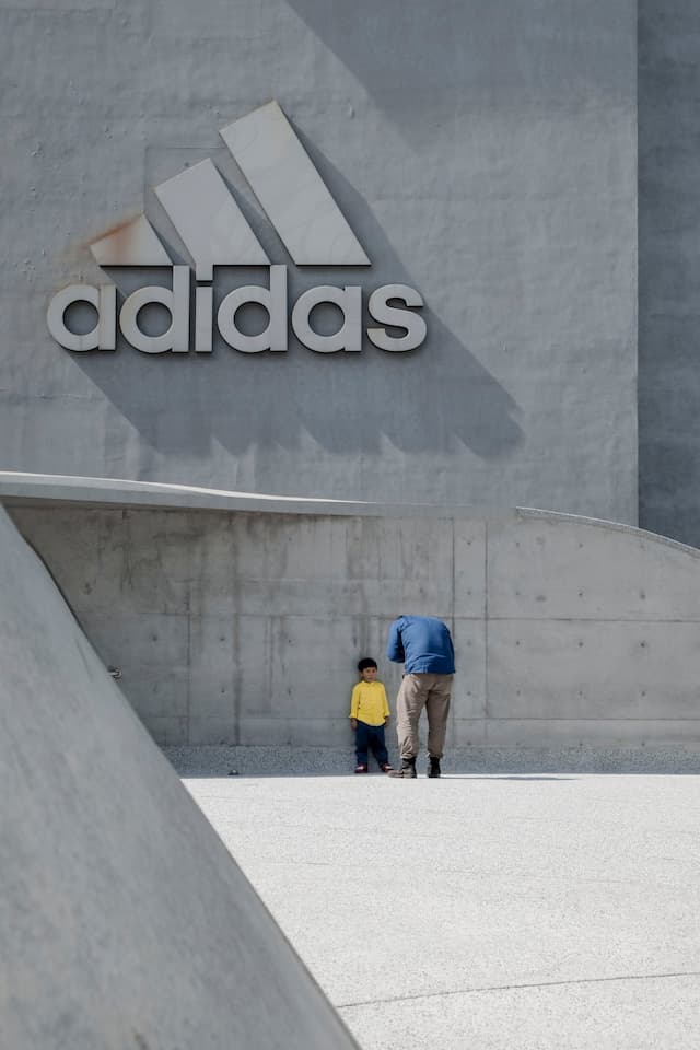 <strong>Arti 4 logo Adidas dan rekomendasi produk terbaiknya</strong>
